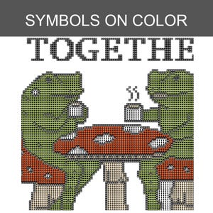 Pu&ograve; includere: Uno schema a punto croce con il testo SYMBOLS ON COLOR e TOGETHE sopra due creature verdi simili a dinosauri sedute a un tavolo fatto di un grande fungo rosso con macchie bianche, ognuna con in mano una tazza bianca fumante.