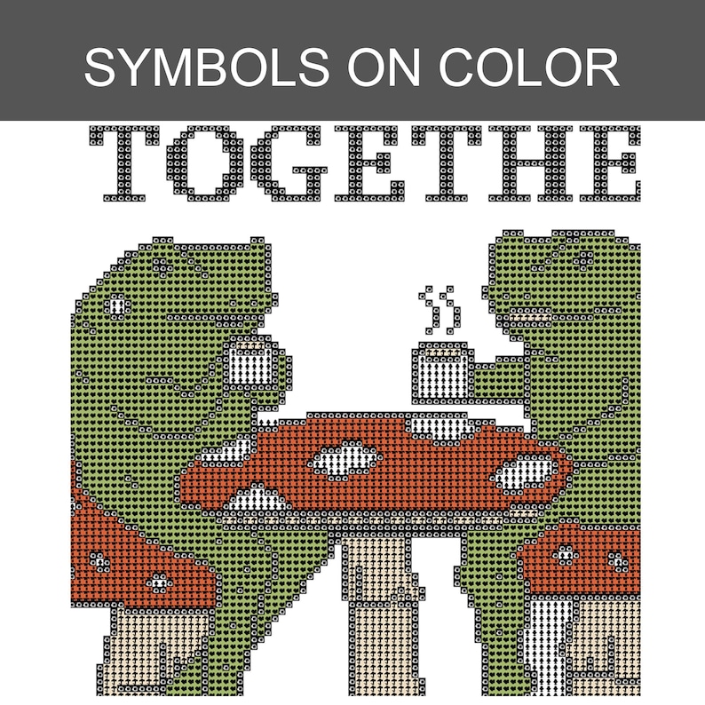 Pu&ograve; includere: Uno schema a punto croce con il testo SYMBOLS ON COLOR e TOGETHE sopra due creature verdi simili a dinosauri sedute a un tavolo fatto di un grande fungo rosso con macchie bianche, ognuna con in mano una tazza bianca fumante.