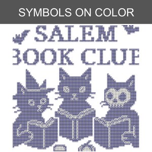 Puede incluir: Un patr&oacute;n de punto de cruz con el texto azul oscuro SALEM BOOK CLUB sobre tres gatos. El gato de la izquierda lleva un sombrero puntiagudo, el central sostiene un libro abierto y el de la derecha tiene una cara de calavera.