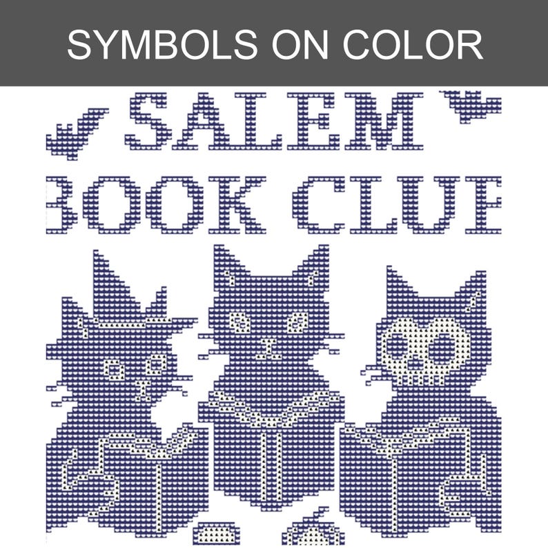 Puede incluir: Un patr&oacute;n de punto de cruz con el texto azul oscuro SALEM BOOK CLUB sobre tres gatos. El gato de la izquierda lleva un sombrero puntiagudo, el central sostiene un libro abierto y el de la derecha tiene una cara de calavera.