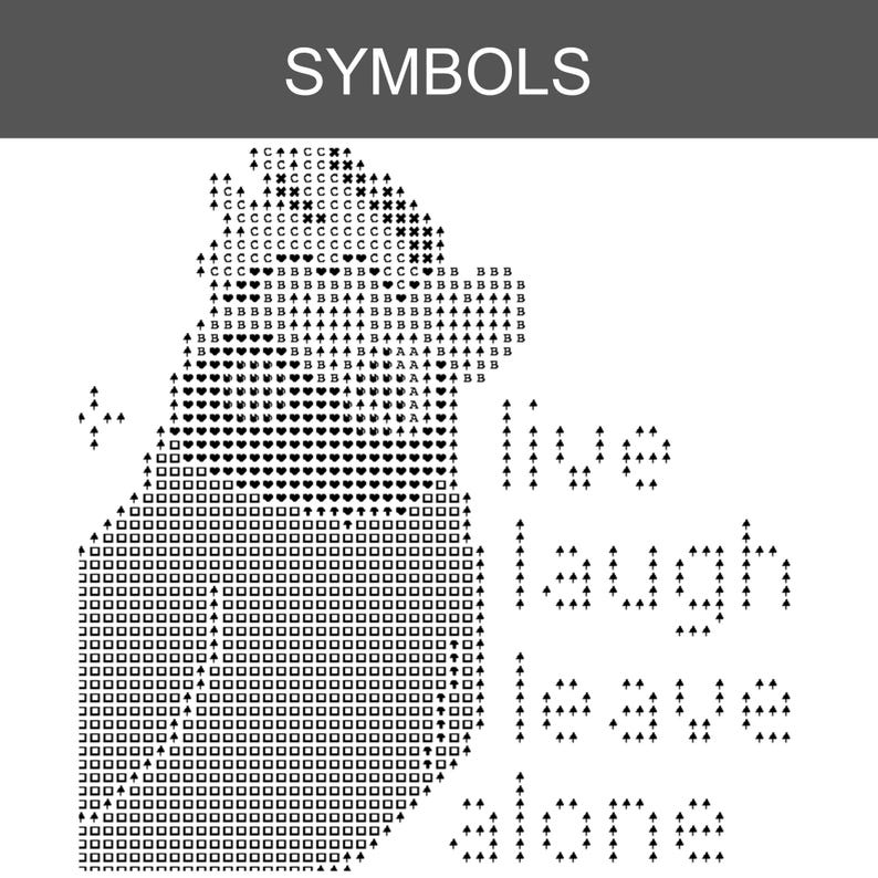 K&ouml;nnte beinhalten: Ein schwarz-wei&szlig;es Kreuzstichmuster mit der &Uuml;berschrift SYMBOLS, das eine stilisierte Tiersilhouette aus verschiedenen Symbolen wie Pfeilen, Herzen, Quadraten und Buchstaben sowie den Text live laugh leave alone in einfacher Schrift zeigt.