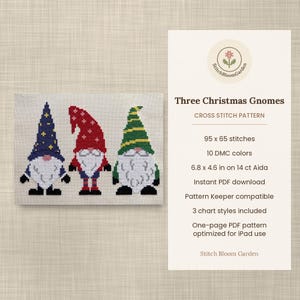 Op de afbeelding: Een kruissteekpatroon getiteld Three Christmas Gnomes met drie kabouters met witte baarden en blauwe, rode en groene mutsen. De tekst bevat 95 x 65 steken, 10 DMC-kleuren, 17,3 x 11,7 cm op 14 ct Aida en details over de PDF-download.