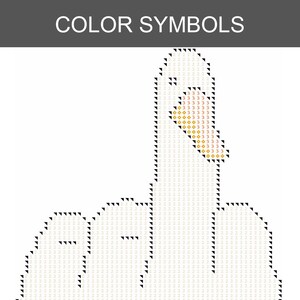 Peut inclure: Un mod&egrave;le de point de croix intitul&eacute; COLOR SYMBOLS repr&eacute;sentant la silhouette d'une oie blanche. Le motif utilise des triangles noirs pour les contours, des chiffres 2 gris clair pour le corps et des chiffres 3 orange pour le bec sur une grille.
