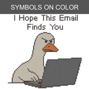 K&ouml;nnte beinhalten: Ein Kreuzstichmuster mit einer wei&szlig;en Gans mit orangefarbenem Schnabel vor einem dunkelgrauen Laptop. Der Text &uuml;ber der Gans lautet "I Hope This Email Finds You" in einer verpixelten Schriftart. Die Kopfzeile zeigt "SYMBOLS ON COLOR".
