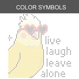 K&ouml;nnte beinhalten: Ein Diamond-Painting-Muster mit einem gelben Nymphensittich, der eine rote Sonnenbrille tr&auml;gt. Das Design enth&auml;lt den Text "live laugh leave alone", der aus schwarzen Pfeilsymbolen besteht. Das Raster verwendet Symbole wie B, Herzen und Quadrate.