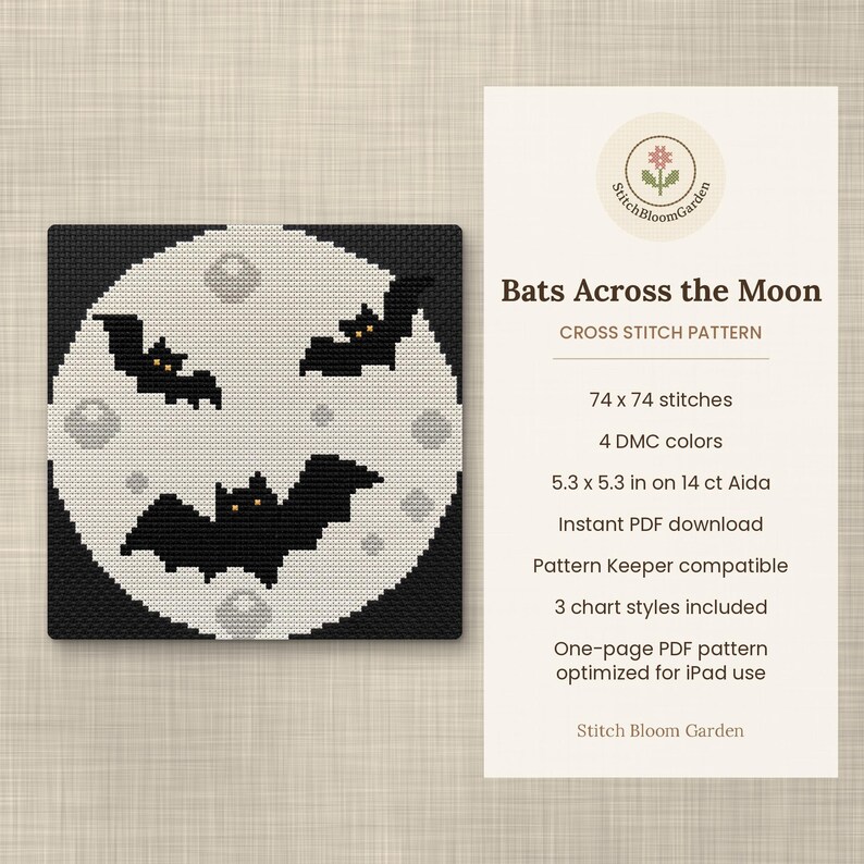 Pu&ograve; includere: Uno schema a punto croce intitolato Bats Across the Moon con tre pipistrelli neri dagli occhi arancioni che volano davanti a una grande luna bianca su sfondo nero. Il testo include 74 x 74 punti, 4 colori DMC e 13,5 x 13,5 cm su Aida 14 ct.