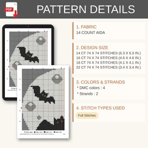 Pu&ograve; includere: Un modello digitale a punto croce in PDF intitolato PATTERN DETAILS con un design di un pipistrello e una luna. Il documento elenca tela Aida 14 count, dimensioni del design da 13,5 x 13,5 cm a 8,6 x 8,6 cm, 4 colori DMC e 2 fili.