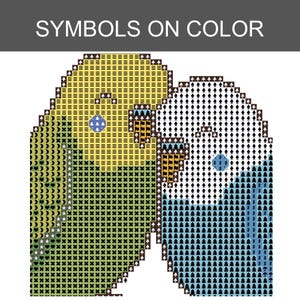 K&ouml;nnte beinhalten: Ein Kreuzstichmuster mit dem Titel SYMBOLS ON COLOR, das zwei Wellensittiche zeigt. Der linke Vogel ist gelb und gr&uuml;n mit verschiedenen Symbolen, w&auml;hrend der rechte Vogel wei&szlig; und blau mit schwarzen Pik- und Baum-Symbolen auf einem Raster ist.