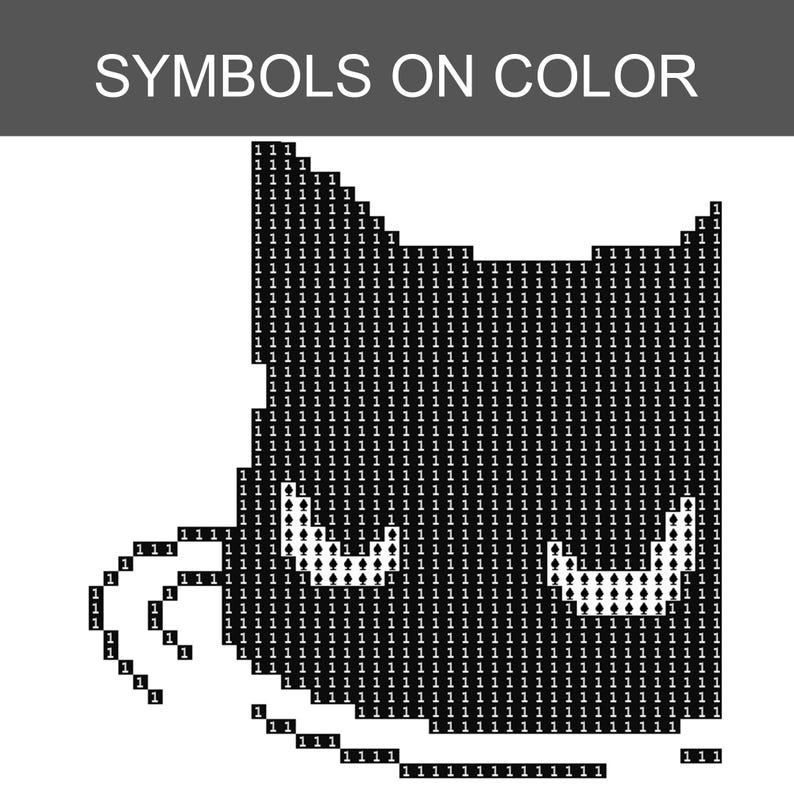 K&ouml;nnte beinhalten: Ein schwarz-wei&szlig;es Kreuzstichmuster mit der Silhouette eines Katzenkopfes. Das Design besteht aus einem Raster von Quadraten, die mit der Zahl 1 gef&uuml;llt sind, w&auml;hrend die Augen aus wei&szlig;en Pik-Symbolen bestehen. Der Text SYMBOLS ON COLOR steht oben.