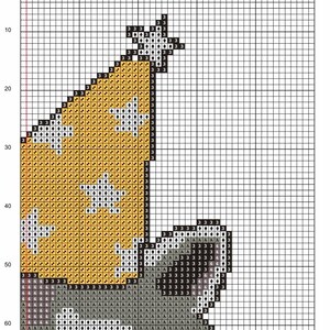 Op de afbeelding: Een kruissteekpatroon met een gestileerde kattenkop. Het ontwerp maakt gebruik van een raster van vierkanten in verschillende kleuren, waaronder geel, zwart, wit en grijs. Het gezicht van de kat is gedetailleerd met verschillende tinten.