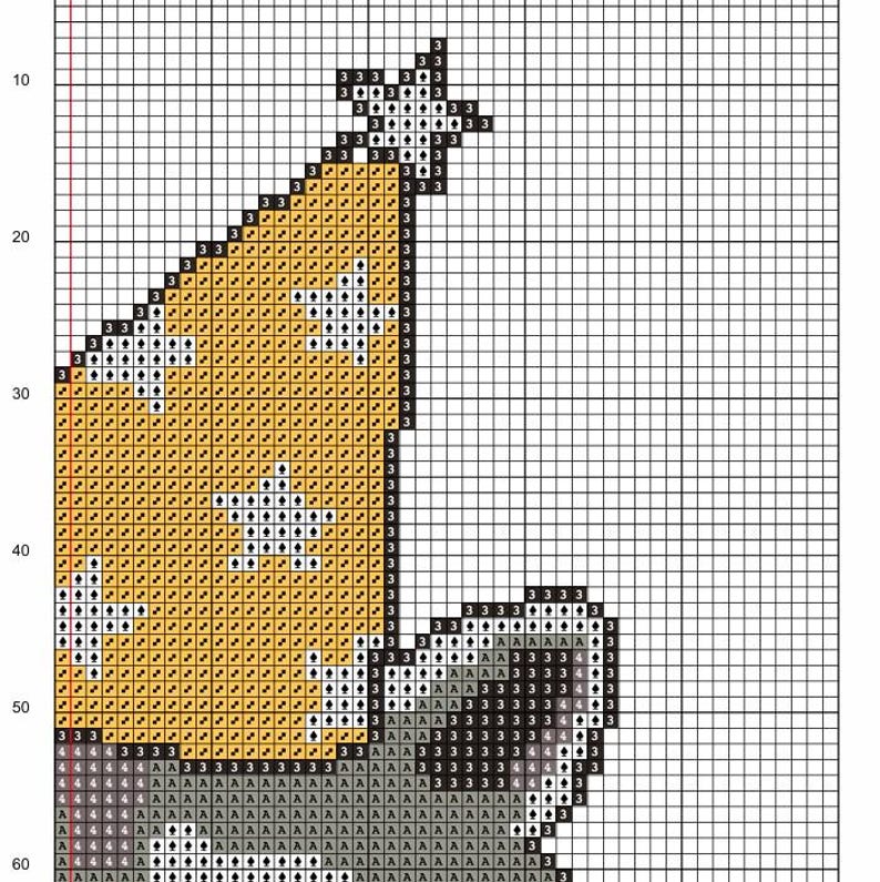 Op de afbeelding: Een kruissteekpatroon met een gestileerde kattenkop. Het ontwerp maakt gebruik van een raster van vierkanten in verschillende kleuren, waaronder geel, zwart, wit en grijs. Het gezicht van de kat is gedetailleerd met verschillende tinten.