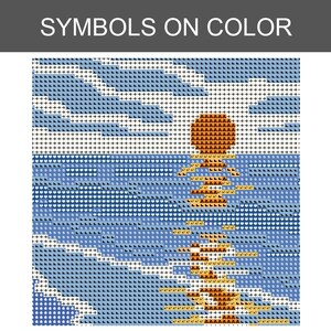 Pu&ograve; includere: Uno schema a punto croce intitolato SYMBOLS ON COLOR che mostra una griglia di simboli su un paesaggio di un tramonto sull'oceano. Il design utilizza colori blu, bianco e arancione per raffigurare nuvole, onde e il sole che si riflette.
