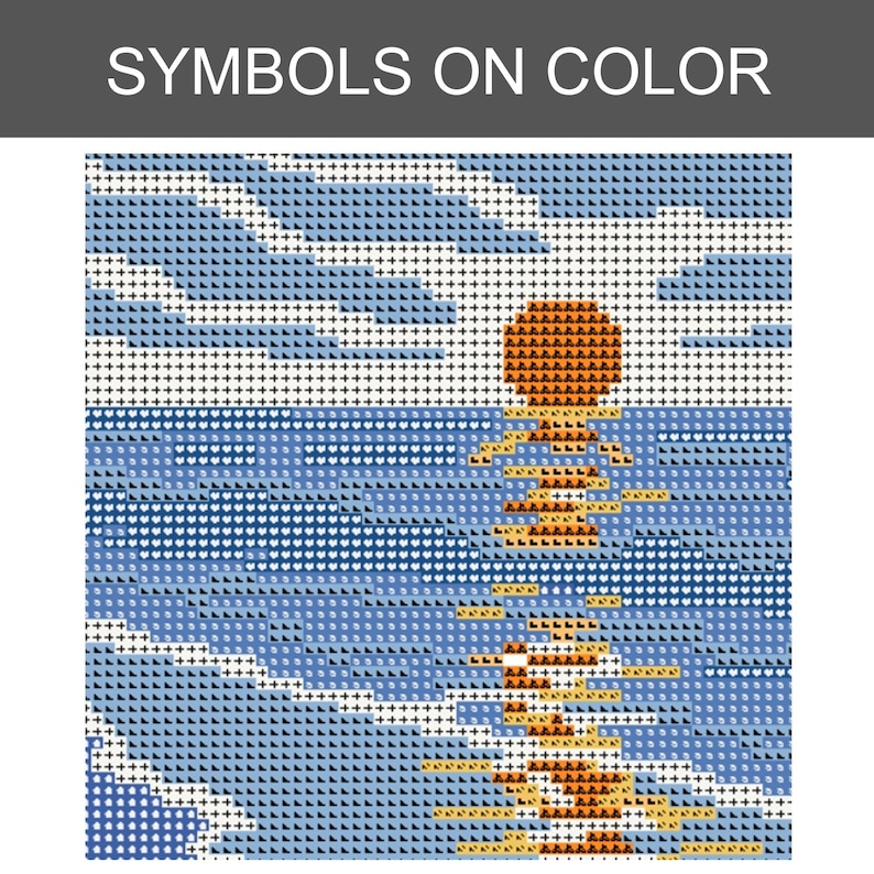 Pu&ograve; includere: Uno schema a punto croce intitolato SYMBOLS ON COLOR che mostra una griglia di simboli su un paesaggio di un tramonto sull'oceano. Il design utilizza colori blu, bianco e arancione per raffigurare nuvole, onde e il sole che si riflette.