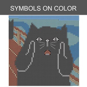 K&ouml;nnte beinhalten: Ein Kreuzstichmuster mit dem Titel SYMBOLS ON COLOR, das eine stilisierte schwarze Katze vor einem blau-braunen Hintergrund zeigt. Das Design verwendet ein Raster aus Symbolen zur Farbdarstellung und zeigt das Gesicht, die Schnurrhaare und Ohren.