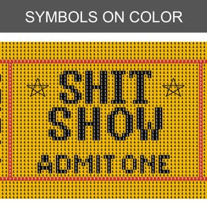 K&ouml;nnte beinhalten: Ein Diamond-Painting-Muster auf gelbem Rasterhintergrund mit dem Text SHIT SHOW ADMIT ONE in Schwarz. Das Design zeigt einen roten Rand, zwei schwarze Sternumrisse und wiederholte Zahlen 1, 4 und 7 zur Kennzeichnung der Farbplatzierung.