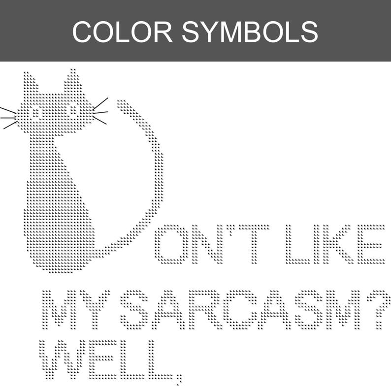 Pode incluir: Um padr&atilde;o de ponto cruz em preto e branco com a silhueta de um gato estilizado e o texto "COLOR SYMBOLS", "DON'T LIKE MY SARCASM? WELL,". O design &eacute; composto por pequenas marcas triangulares que formam o gato e as letras.