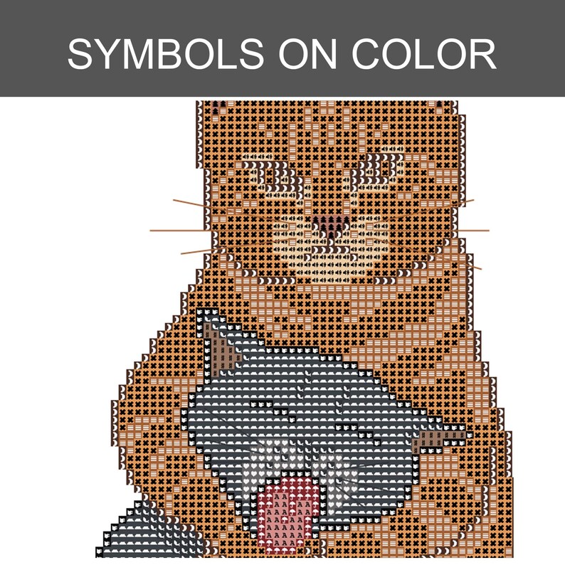 Puede incluir: Un patr&oacute;n de punto de cruz titulado SYMBOLS ON COLOR que muestra un gato grande de color naranja con un gato gris m&aacute;s peque&ntilde;o delante. El dise&ntilde;o utiliza una cuadr&iacute;cula de cuadrados rellenos con s&iacute;mbolos negros para indicar los colores.