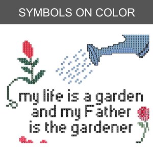 Op de afbeelding: Een kruissteekpatroon met een blauwe gieter, twee rode bloemen met groene stelen en de tekst "My life is a garden and my Father is the gardener" in zwarte letters. Het ontwerp gebruikt rastergebaseerde symbolen op een witte achtergrond.