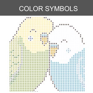 K&ouml;nnte beinhalten: Ein Kreuzstichmuster mit der &Uuml;berschrift COLOR SYMBOLS, das zwei Wellensittiche zeigt, die mit dunkelbraunen Symbolen umrandet sind. Der linke Vogel nutzt gelbe, gr&uuml;ne und Herz-Symbole, der rechte hellblaue Tannenbaum- und Raute-Symbole.
