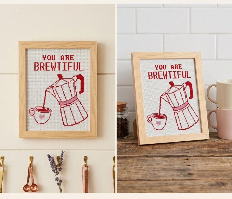 K&ouml;nnte beinhalten: Ein gerahmtes Kreuzstichbild mit einer roten Mokkakanne, die Kaffee in eine kleine wei&szlig;e Tasse mit einem rosa Herz gie&szlig;t. &Uuml;ber der Mokkakanne steht der Text YOU ARE BREWTIFUL in roten Gro&szlig;buchstaben. Das Kunstwerk befindet sich in einem hellen Holzrahmen.