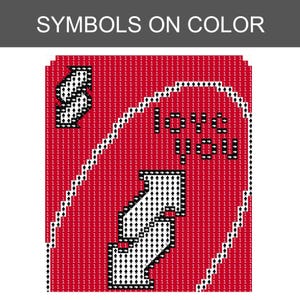 Pu&ograve; includere: Uno schema per punto croce con uno sfondo rosso riempito dal numero 1. Il design include lettere bianche che compongono 'love you' e due grandi lettere S stilizzate, tutte composte da piccoli simboli di picche neri.