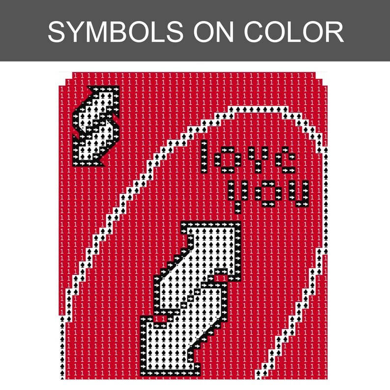 Pu&ograve; includere: Uno schema per punto croce con uno sfondo rosso riempito dal numero 1. Il design include lettere bianche che compongono 'love you' e due grandi lettere S stilizzate, tutte composte da piccoli simboli di picche neri.