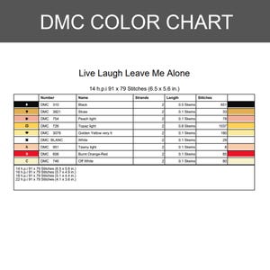 K&ouml;nnte beinhalten: Eine DMC-Farbkarte f&uuml;r ein Kreuzstichmuster mit dem Titel Live Laugh Leave Me Alone. Die Tabelle listet Garnnummern, Namen, Stranganzahl, L&auml;ngen in Str&auml;ngen und Stichanzahl f&uuml;r Farben wie Schwarz, Stroh, Pfirsich, Topas und Rot auf.