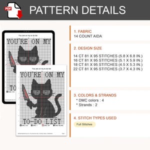 Pu&ograve; includere: Un modello di punto croce in PDF intitolato You are on my to-do list con un gatto nero che tiene un coltello. I dettagli includono tela Aida 14 count, dimensioni del disegno da 14,7 x 17,3 cm a 9,4 x 10,9 cm, 4 colori DMC e punti pieni.