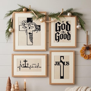 Puede incluir: Cuatro obras de punto de cruz en marcos de madera clara. Una muestra un rostro con corona de espinas sobre una cruz, otra dice God is Good, una muestra una l&iacute;nea de latido con tres cruces y un coraz&oacute;n, y otra presenta la palabra JESUS.