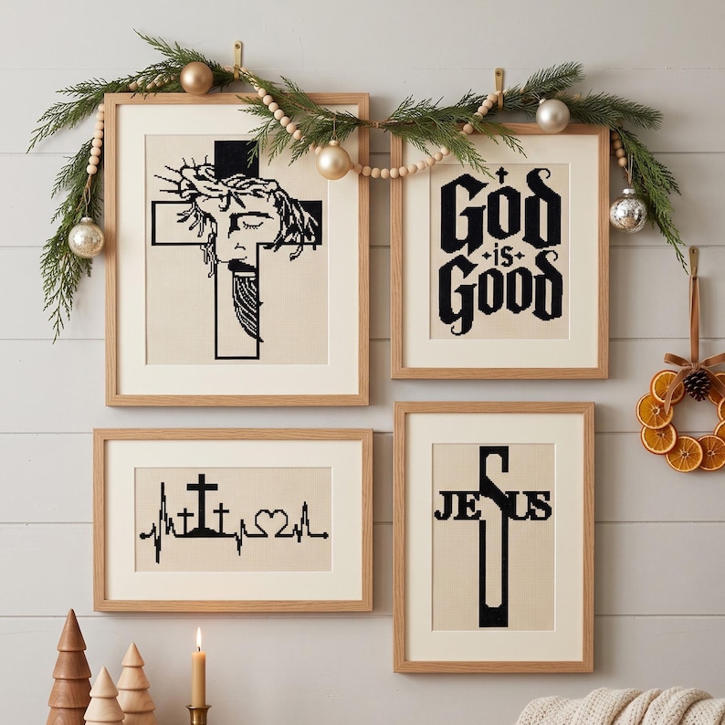 Puede incluir: Cuatro obras de punto de cruz en marcos de madera clara. Una muestra un rostro con corona de espinas sobre una cruz, otra dice God is Good, una muestra una l&iacute;nea de latido con tres cruces y un coraz&oacute;n, y otra presenta la palabra JESUS.