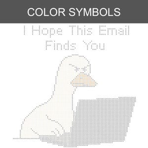 K&ouml;nnte beinhalten: Ein Kreuzstichmuster mit einer wei&szlig;en Gans mit beigem Schnabel, die vor einem Laptop sitzt. Der Text "I Hope This Email Finds You" ist in einer verpixelten Schrift &uuml;ber der Gans gestickt. Das Design enth&auml;lt eine Kopfzeile "COLOR SYMBOLS".