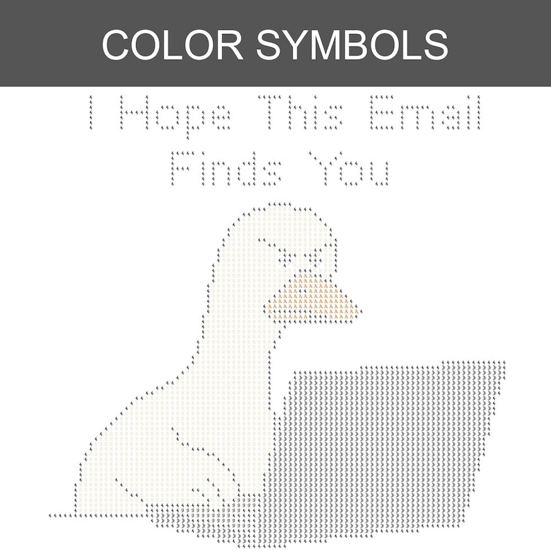 K&ouml;nnte beinhalten: Ein Kreuzstichmuster mit einer wei&szlig;en Gans mit beigem Schnabel, die vor einem Laptop sitzt. Der Text "I Hope This Email Finds You" ist in einer verpixelten Schrift &uuml;ber der Gans gestickt. Das Design enth&auml;lt eine Kopfzeile "COLOR SYMBOLS".