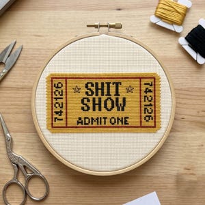 Kreuzstichmuster „Shit Show Ticket“, freche und subversive Stickerei, Sofort-Download Bild 2