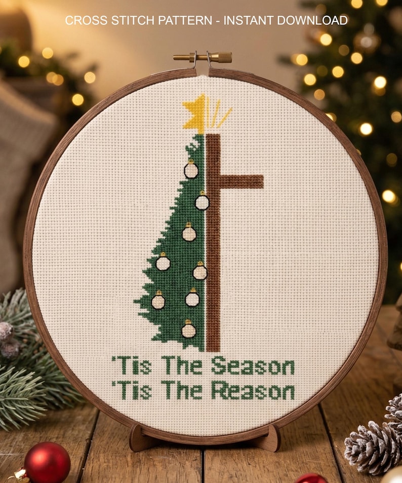 K&ouml;nnte beinhalten: Ein Kreuzstichmuster in einem h&ouml;lzernen Stickrahmen. Das Design zeigt einen gr&uuml;nen Weihnachtsbaum und ein braunes Kreuz. Der Text lautet "'Tis The Season 'Tis The Reason". Oben im Bild steht "CROSS STITCH PATTERN - INSTANT DOWNLOAD".