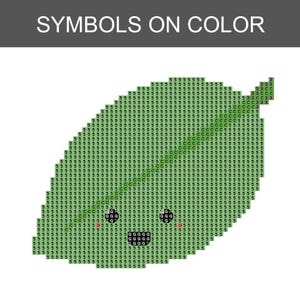 Puede incluir: Un patr&oacute;n pixelado en forma de hoja para pintura de diamantes o punto de cruz, con una cuadr&iacute;cula de cuadrados verde claro marcados con el n&uacute;mero 5 y la letra C. Incluye dos ojos circulares negros y una boca negra con la letra G dentro.