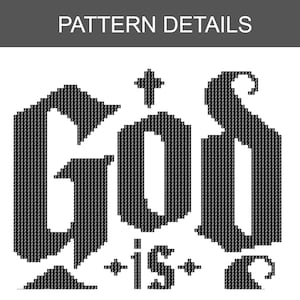 Peut inclure: Un mod&egrave;le de point de croix noir et blanc affichant le texte "GOD IS" dans une police gothique audacieuse. Les lettres sont compos&eacute;es de petits carr&eacute;s marqu&eacute;s du chiffre 2, avec des petites croix plac&eacute;es entre les mots.