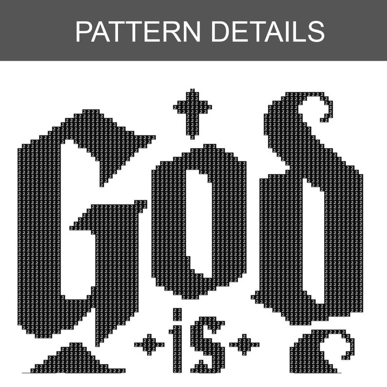 Peut inclure: Un mod&egrave;le de point de croix noir et blanc affichant le texte "GOD IS" dans une police gothique audacieuse. Les lettres sont compos&eacute;es de petits carr&eacute;s marqu&eacute;s du chiffre 2, avec des petites croix plac&eacute;es entre les mots.