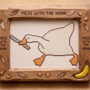 Korsstygnsmönster med gås och kniv | Rolig meme-broderi (digital nedladdning) bild 1