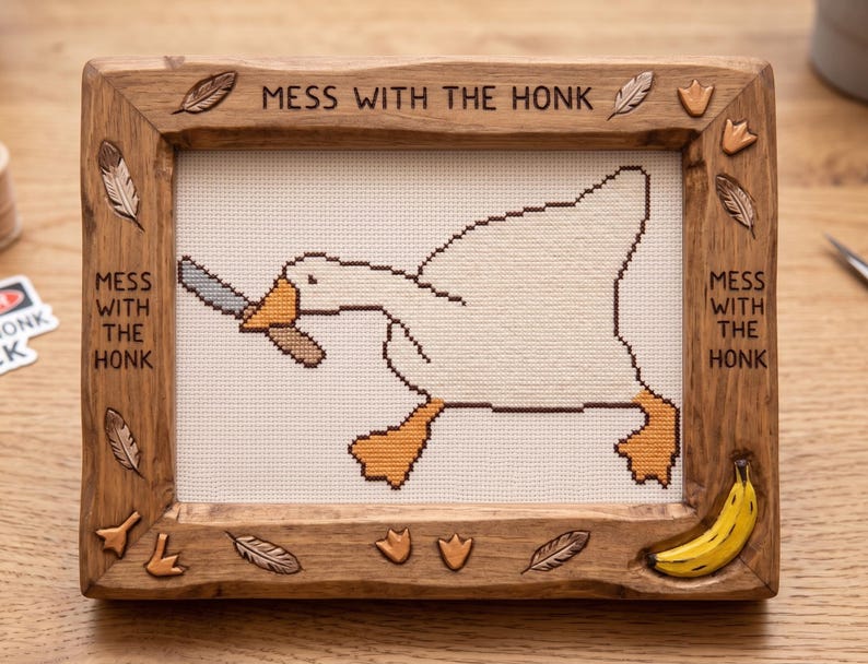 Korsstygnsmönster med gås och kniv | Rolig meme-broderi (digital nedladdning) bild 1