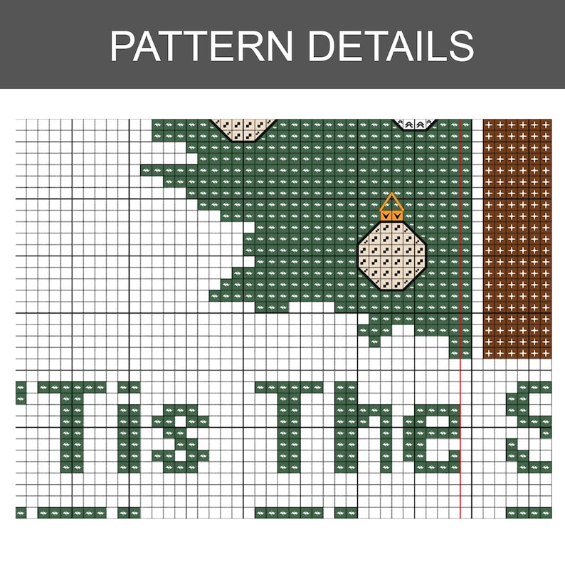 K&ouml;nnte beinhalten: Nahaufnahme eines Kreuzstichmusters mit dem Text "Tis The Season". Das Design zeigt einen gr&uuml;nen Weihnachtsbaum, Ornamente und einen braunen Rand, alles in einem Raster aus farbigen Quadraten dargestellt.
