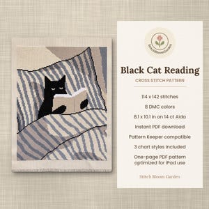Op de afbeelding: Een kruissteekpatroon getiteld Black Cat Reading met een zwarte kat die een boek leest in een bed met blauw-wit gestreept beddengoed. De tekst bevat 114 x 142 steken, 8 DMC-kleuren, 20,6 x 25,7 cm op 14 ct Aida en Stitch Bloom Garden.