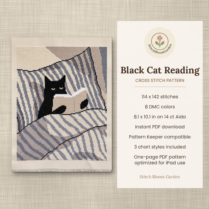 Op de afbeelding: Een kruissteekpatroon getiteld Black Cat Reading met een zwarte kat die een boek leest in een bed met blauw-wit gestreept beddengoed. De tekst bevat 114 x 142 steken, 8 DMC-kleuren, 20,6 x 25,7 cm op 14 ct Aida en Stitch Bloom Garden.