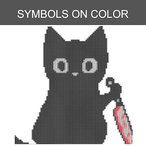 K&ouml;nnte beinhalten: Ein Kreuzstichmuster mit einer schwarzen Katze mit gro&szlig;en wei&szlig;en Augen, die ein Messer mit roter Klinge h&auml;lt. Das Design besteht aus einem Gitter aus Symbolen auf wei&szlig;em Hintergrund, wobei der Text SYMBOLS ON COLOR in einer dunkelgrauen Kopfzeile steht.