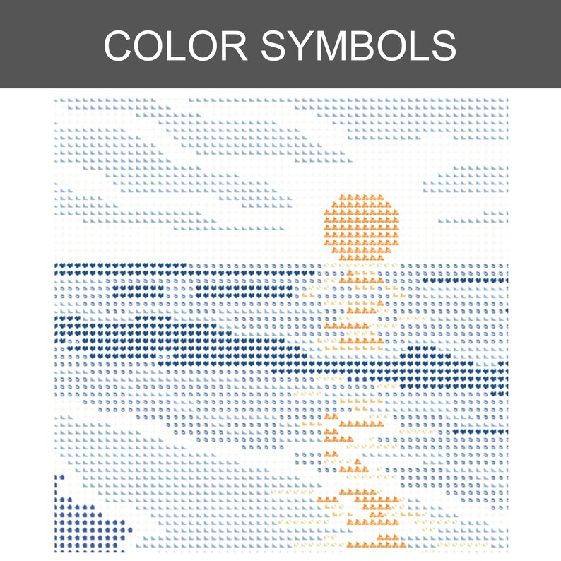 Pu&ograve; includere: Uno schema a punto croce intitolato COLOR SYMBOLS che mostra una griglia di simboli raffiguranti un tramonto sull'acqua. Il design utilizza simboli azzurri, blu scuro e arancioni per rappresentare il sole e il suo riflesso sul mare.