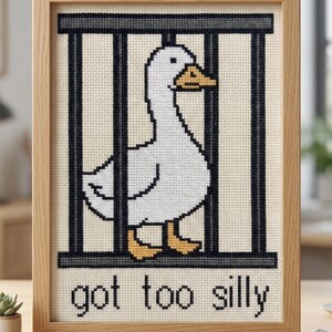 Pode incluir: Padr&atilde;o de ponto cruz em uma moldura de madeira. O design apresenta um ganso branco atr&aacute;s de barras pretas, com o texto "got too silly" abaixo. A parte superior da moldura diz "CROSS STITCH PATTERN - INSTANT DOWNLOAD".