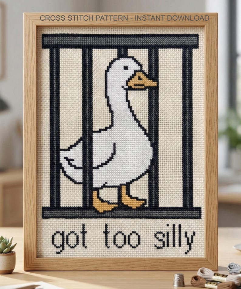 Pode incluir: Padr&atilde;o de ponto cruz em uma moldura de madeira. O design apresenta um ganso branco atr&aacute;s de barras pretas, com o texto "got too silly" abaixo. A parte superior da moldura diz "CROSS STITCH PATTERN - INSTANT DOWNLOAD".