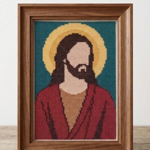 K&ouml;nnte beinhalten: Kreuzstichmuster einer religi&ouml;sen Figur mit gelbem Heiligenschein, braunem Haar und Bart sowie rotem Gewand, gerahmt in einem Holzrahmen. Der Hintergrund ist t&uuml;rkis. Der Text oben lautet "CROSS STITCH PATTERN - INSTANT DOWNLOAD."
