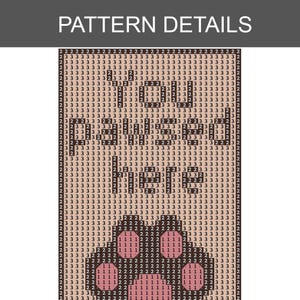 K&ouml;nnte beinhalten: Pixelmuster mit dem Text &bdquo;PATTERN DETAILS&ldquo; oben. Das Design zeigt einen Pfotenabdruck in Rosa, umgeben von einem Raster aus schwarzen, wei&szlig;en und hellbraunen Quadraten. Ein einzigartiges digitales Kunstwerk.