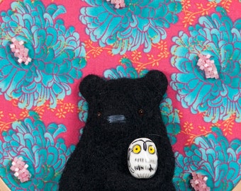 Black bear whit his owl friend wall art in a embroidery hoop