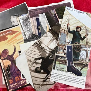 Op de afbeelding: Een verzameling vintage ephemera, waaronder ansichtkaarten en advertenties, met afbeeldingen van vroege luchtvaart, vrouwen en historische figuren. De items zijn gerangschikt op een rode ondergrond en tonen een verscheidenheid aan grafische stijlen en historische thema's.